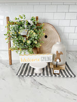 Welcome Spring Yellow Sitter